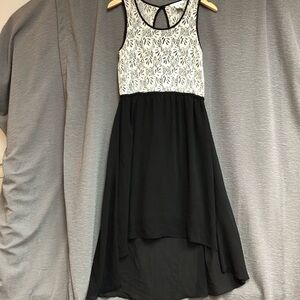 Design story size medium sleeveless dress with crochet cream bodice
